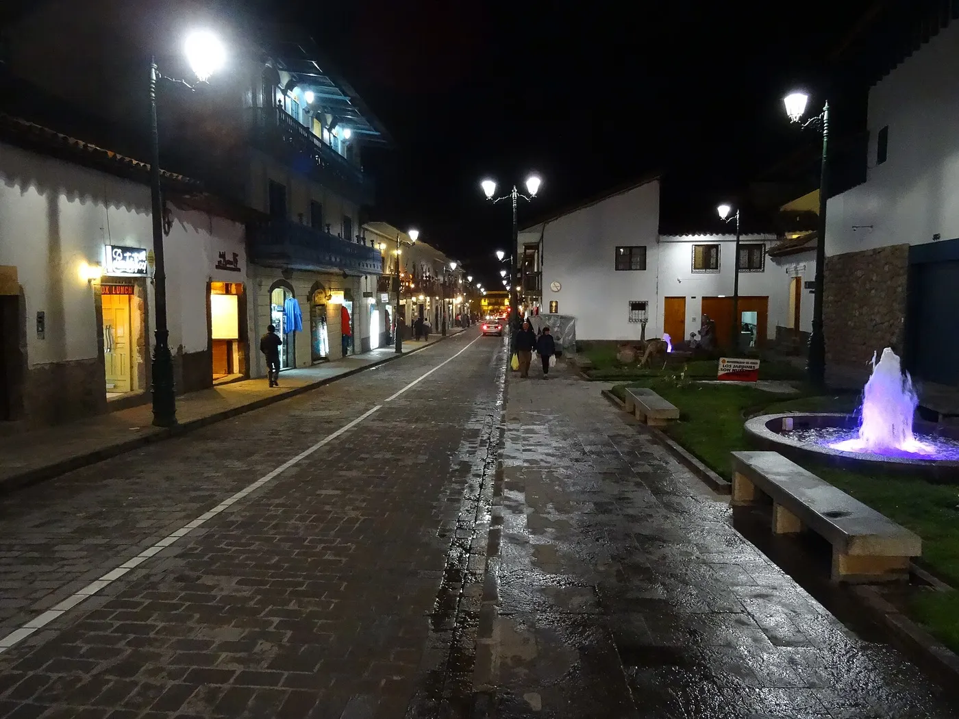 Calle Plateros de Cusco iluminada de noche