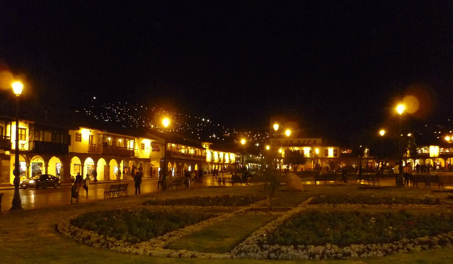 Casas de Cusco iluminadas de noche en los cerros